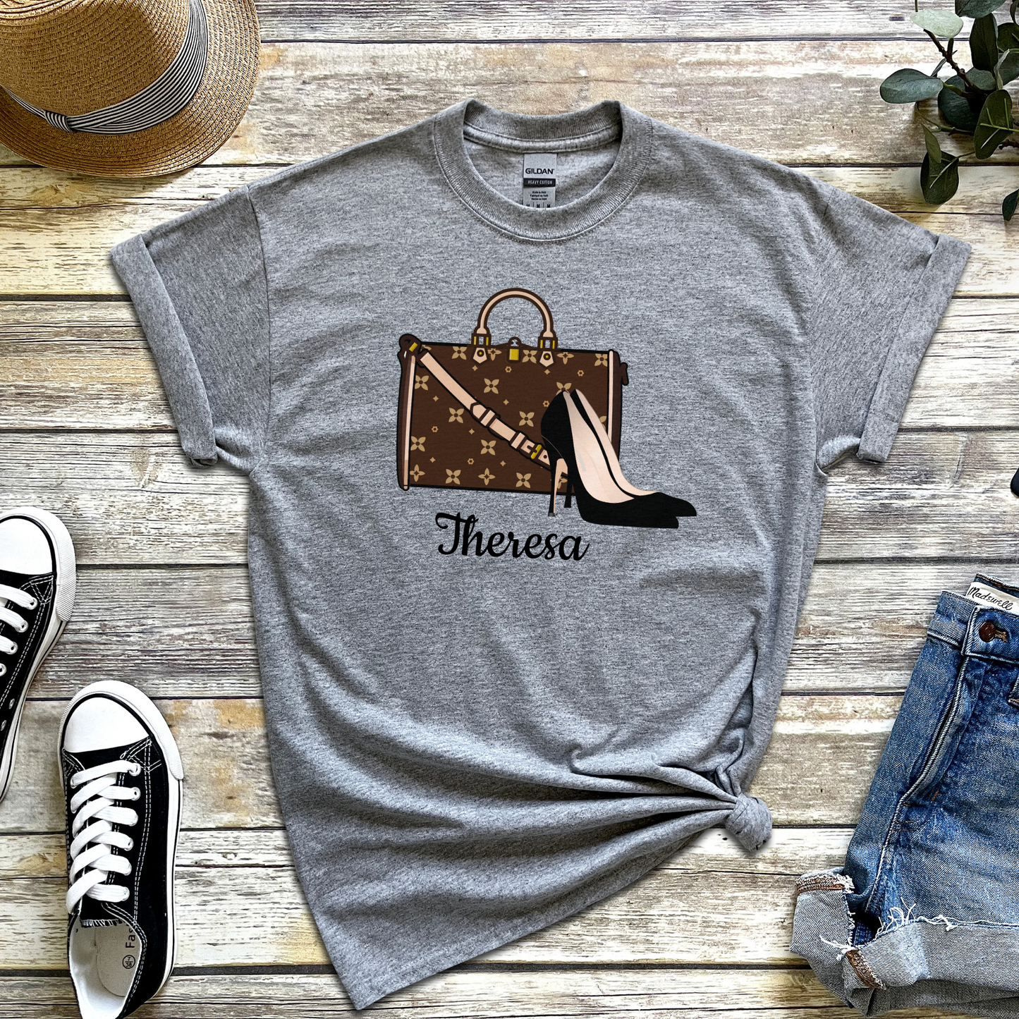 Camiseta gráfica con tacones y bolso | Personalizable