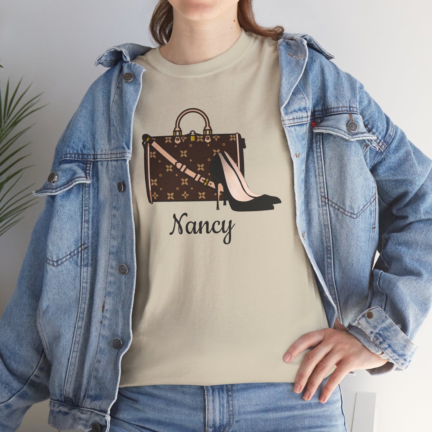 Camiseta gráfica con tacones y bolso | Personalizable