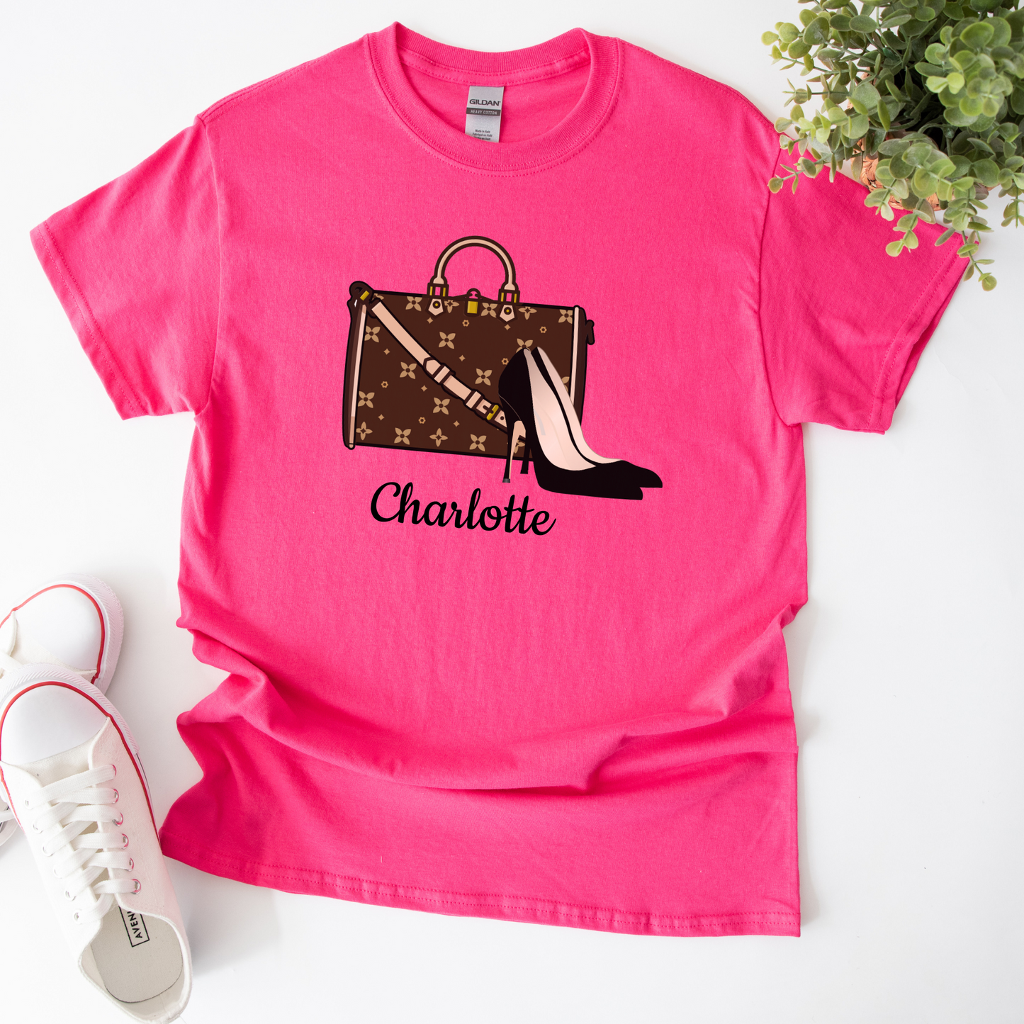 Camiseta gráfica con tacones y bolso | Personalizable