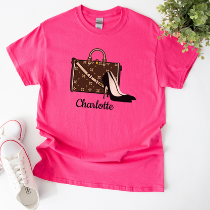 Camiseta gráfica con tacones y bolso | Personalizable
