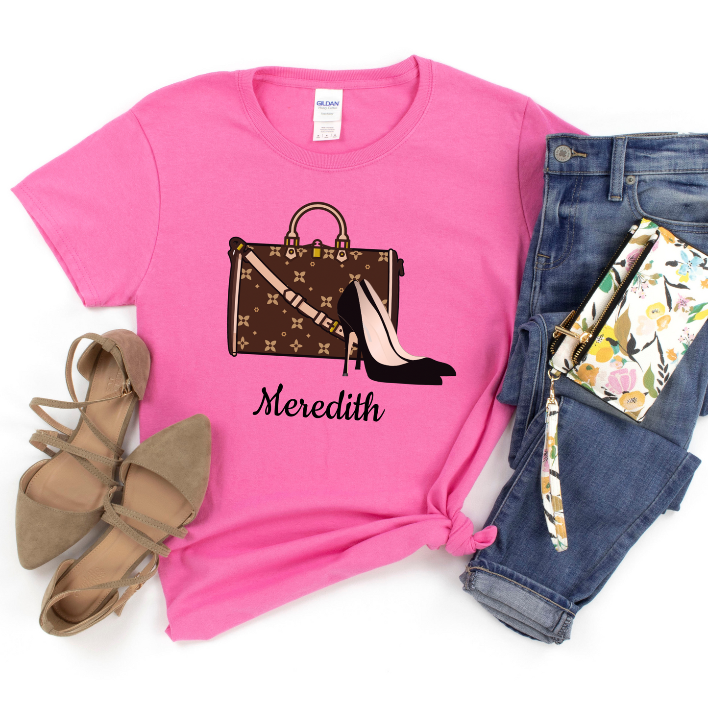 Camiseta gráfica con tacones y bolso | Personalizable